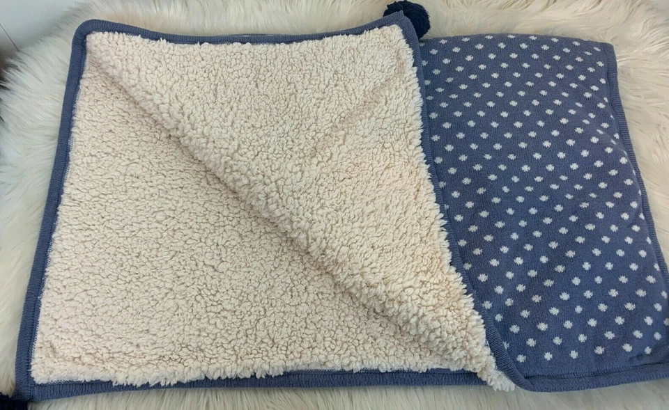 Manta Pottery Barn Kids Lovey azul blanco lunares pompones tejido polar 30x40 Foto 3 de 3