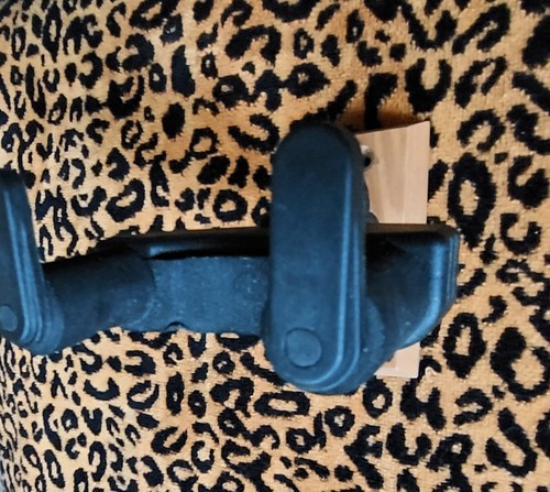 Hercules guitar wall hanger auto grip system GSP38WB - Picture 6 of 9