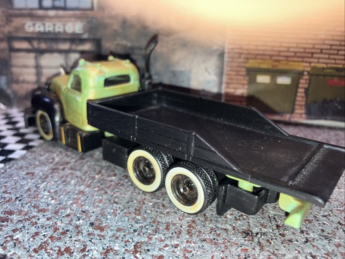 Maisto 1:64 1963 Mack B-61 Flatbed Rubber Tires/Roll Back Bed/ Van Not Included - Picture 9 of 11