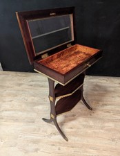 Table vitrine de style Louis