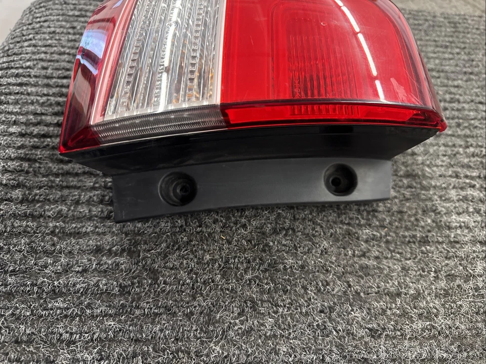 Luz trasera izquierda para conductor Kia Sorento 2014-15 - cuarto de montaje - incandescente Foto 3 de 4