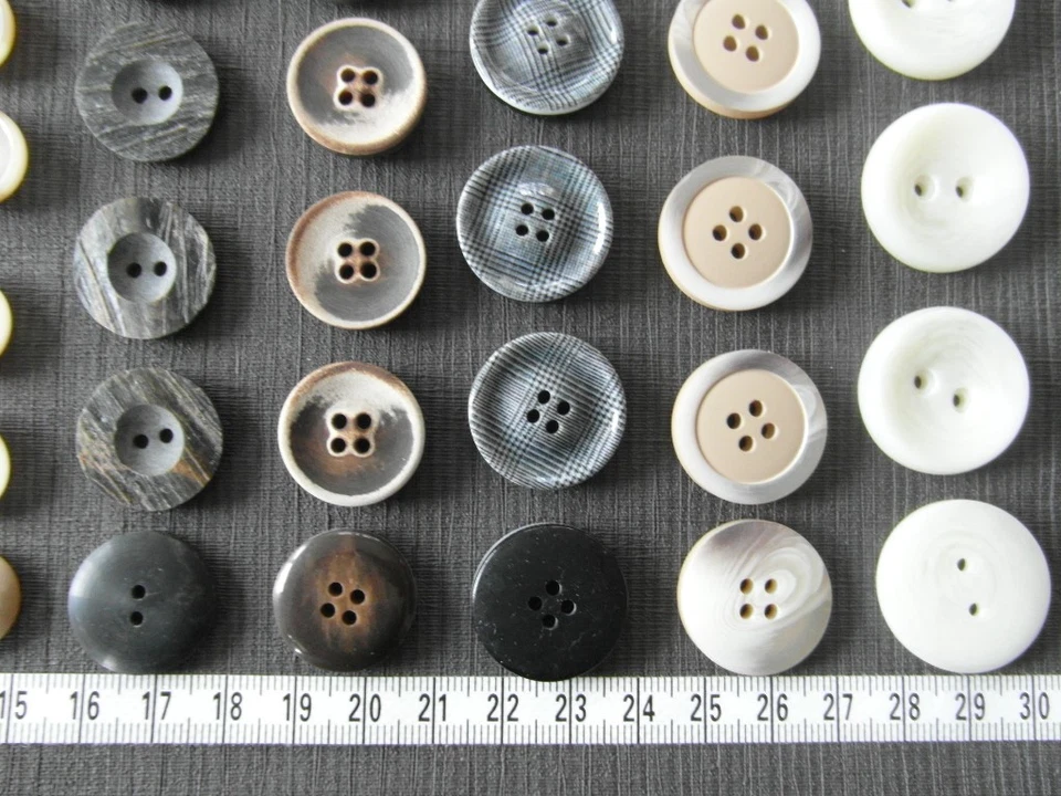 Konvolut Knöpfe Kunststoff-Musterknöpfe 10 Positionen = 100 ausgefallene Knöpfe - Bild 3 von 4