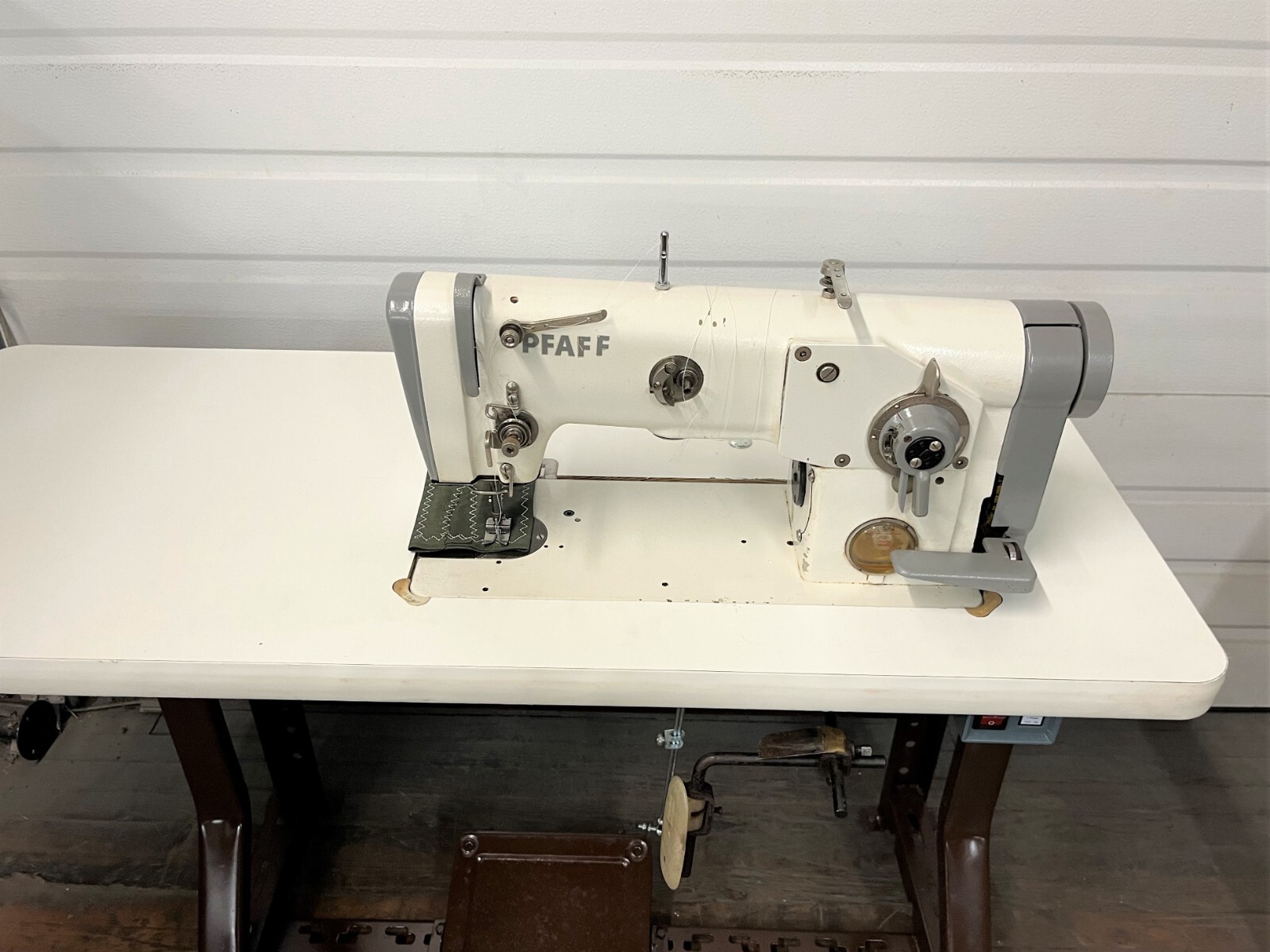 PFAFF 438 GERMAN THREE STEP ZIG ZAG w/REVERSE 110V INDUSTRIAL SEWING