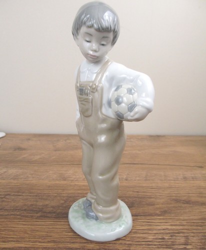 NAO von Lladro Willst du spielen? Junge mit Fußball #1068 - Bild 5 von 5