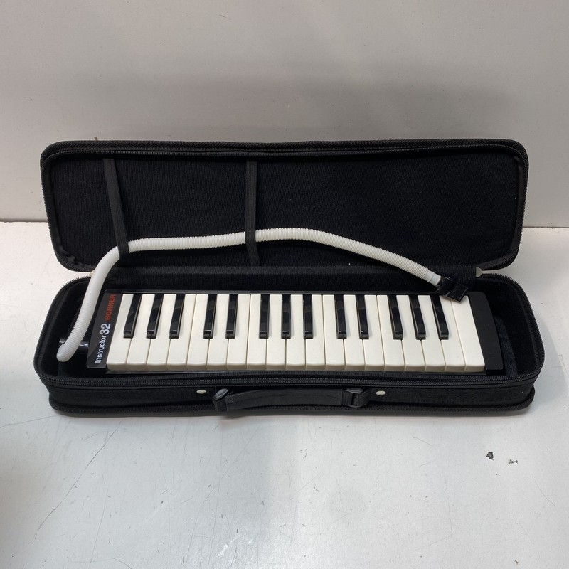 Hohner Melodica Instructor 32 Keys Black White Soft Case Mouthpiece