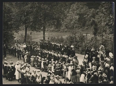 7 photographies Procession solennelle avec des femmes en costume de... - Photo 1/4