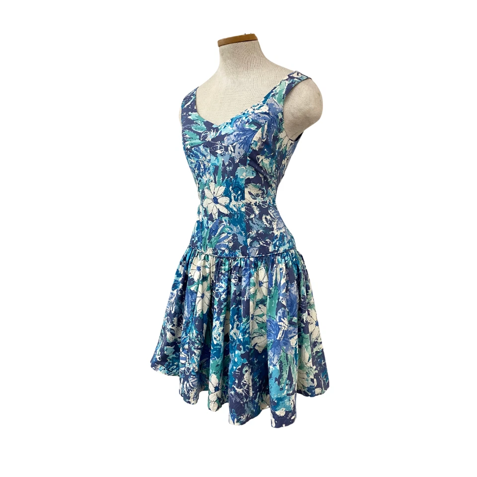 Vestido vintage anos 80 anos 90 década de 1980 década de 1990 década de 1950 Laura Ashley azul floral cintura caída - Imagem 2 de 4