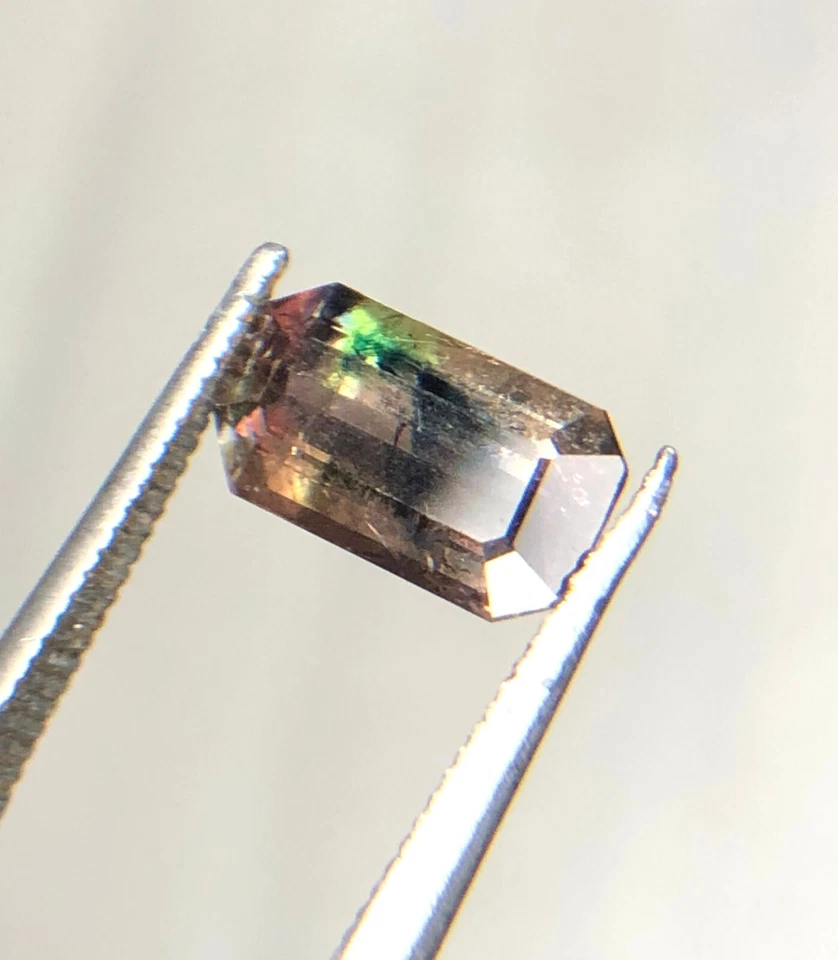 Raras piedras talladas axinita azul verde sombreadas de Pakistán 1,30 quilates Foto 3 de 4