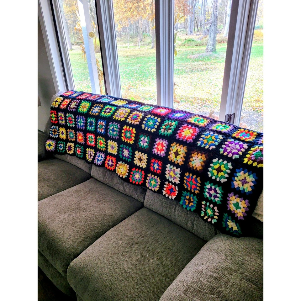 Vintage Hecho a Mano Abuela Cuadrado Negro Crochet Afgano 50" X 72" Para Sofá Roseanne Foto 2 de 4