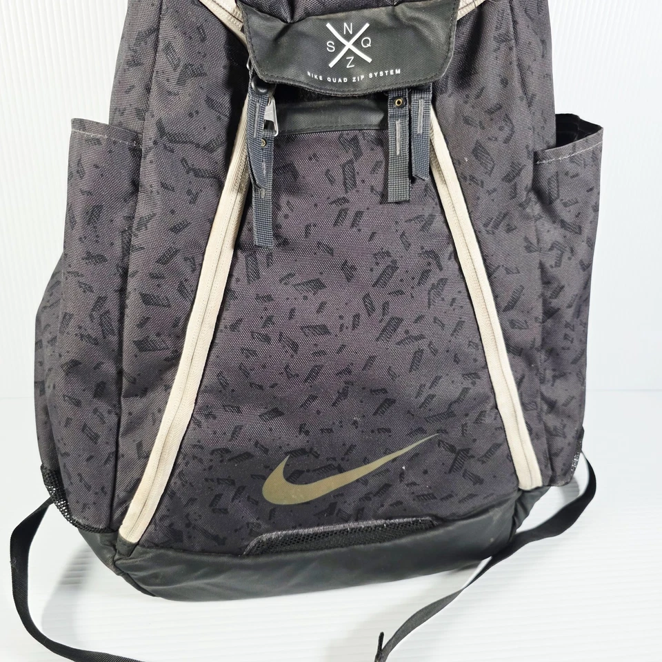 Mochila Nike Elite Sistema de Cremallera Cuádruple Negra/Dorada - Baloncesto, Voleibol, Fútbol Foto 2 de 4