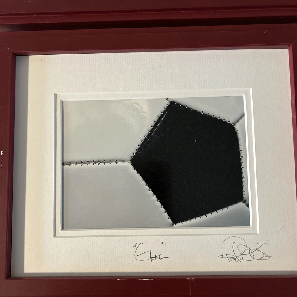 Fotos de futebol e basquete com moldura assinadas penduradas em esportes - Imagem 3 de 4