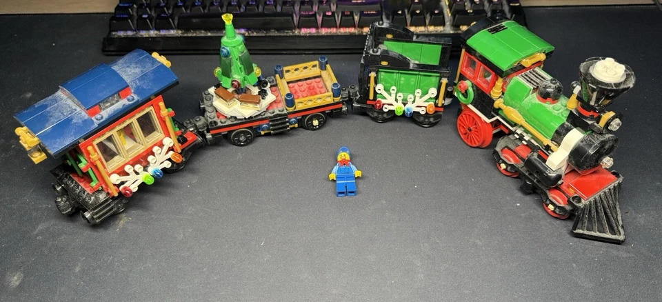 LEGO 10254 Winter Holiday Train, photo 2 of 5