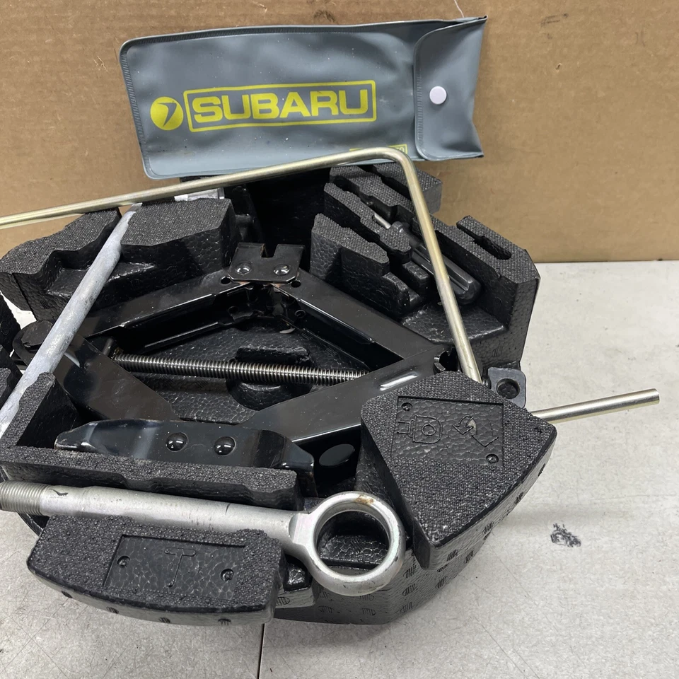 2008 2009 2010 2011 Subaru Impreza Wagon neumático de repuesto gato espuma moldura herramienta remolque OEM Foto 2 de 4