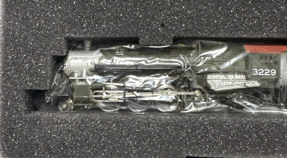 Model Power # 3229 C&NW N Scale Metal USRA 2-8-2  MIKADO W/ Tender - Image 3 of 4