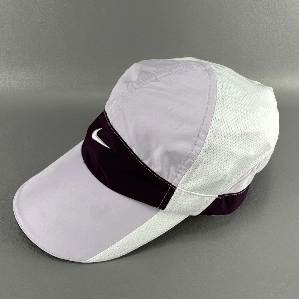 Boné reflexivo Nike 7 painéis fit Dri Tailwind roxo e branco Strapback Swoosh - Imagem 2 de 4