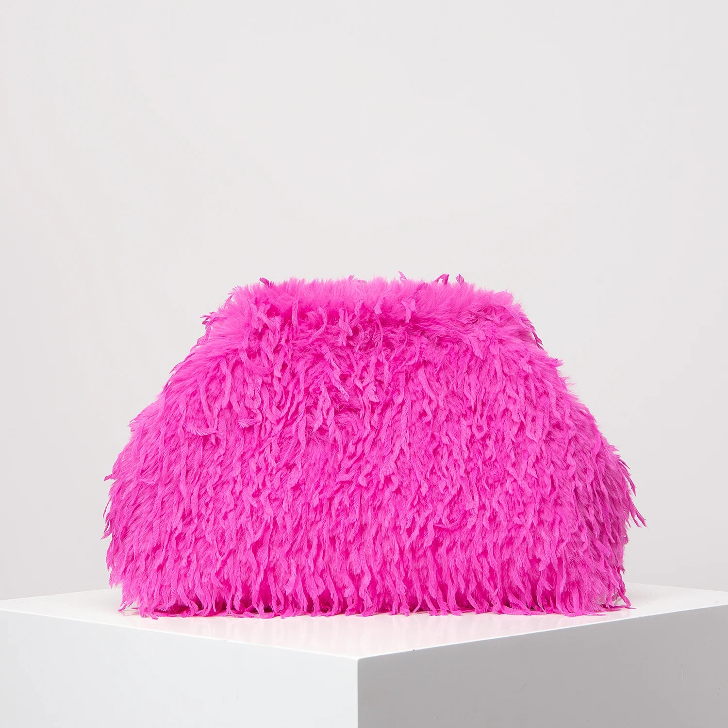 Bolso clutch de plumas sintéticas de gran tamaño