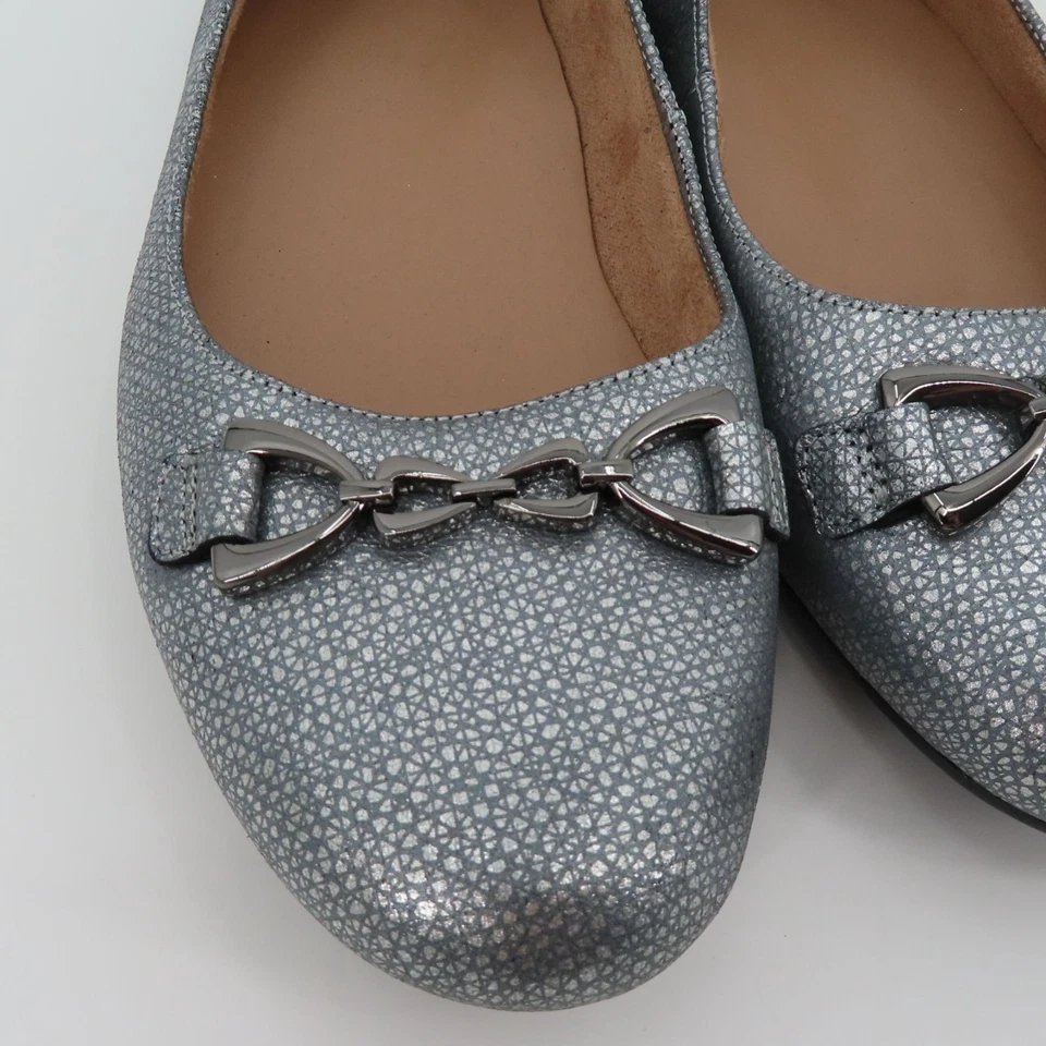 Zapatos planos de ballet Naturalizer MAXWELL para mujer 9,5 W gris plata hebilla punta redonda Foto 3 de 4