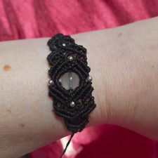 Braccialetto “Ombra di Luna” – Macramè & Gemma Lunare