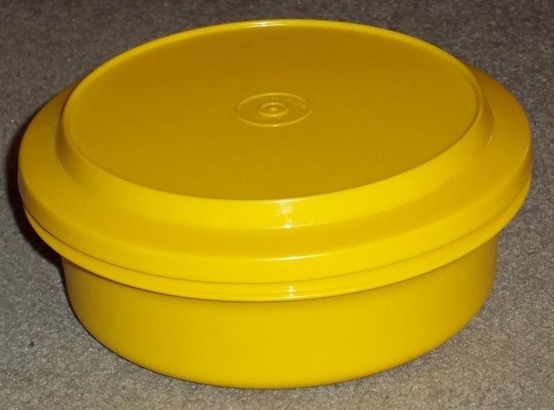 VINTAGE YELLOW TUPPERWARE BOWL #1253 WITH LID #1207