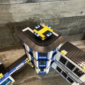 LEGO CITY Police Station (60141) Complete Set & Minifigs No Box or Instructions