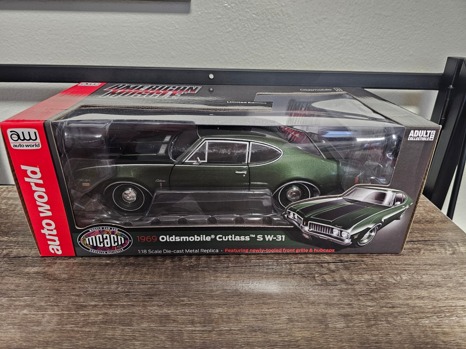 Auto World 1:18 Die-Cast Metal 1969 Oldsmobile Cutlass S W31 Replica