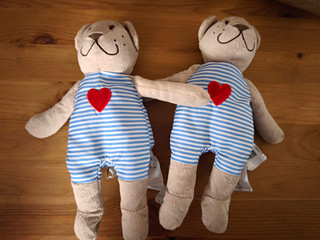 IKEA 2x Plüschbär beige mit blau weiß gestreiftem Body & rotem Herz