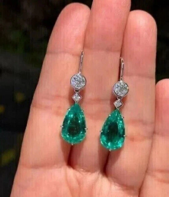 Pendientes colgantes colgantes de esmeralda verde creados en laboratorio de peras de 2 quilates enchapados en oro blanco de 14 quilates Foto 3 de 3
