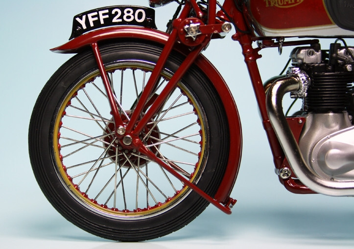TRIUMPH: A Minichamps 1:12 scale model of a Triumph Speed Twin - Price