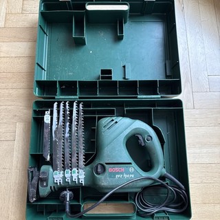 Bosch PFZ 700 PE Säbelsäge mit Sägeblättern und im robusten Tragekoffer