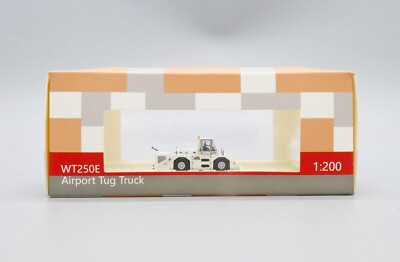 WT250E 空港トーイングトラック 1:200 JAL WT250E JAL Komatsu Towing Tractor Scale 1:200 Diecast model