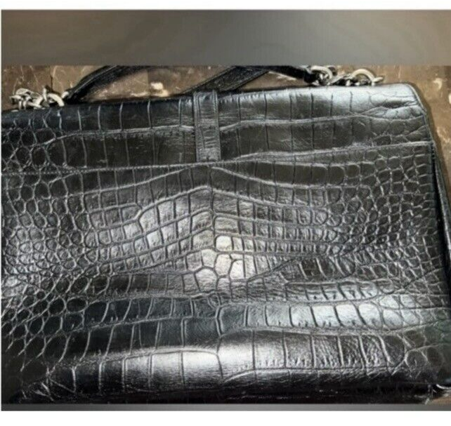 SAINT LAURENT #luxury # trendy # borsa a tracolla YSL media pelle nera con tracolla a catena