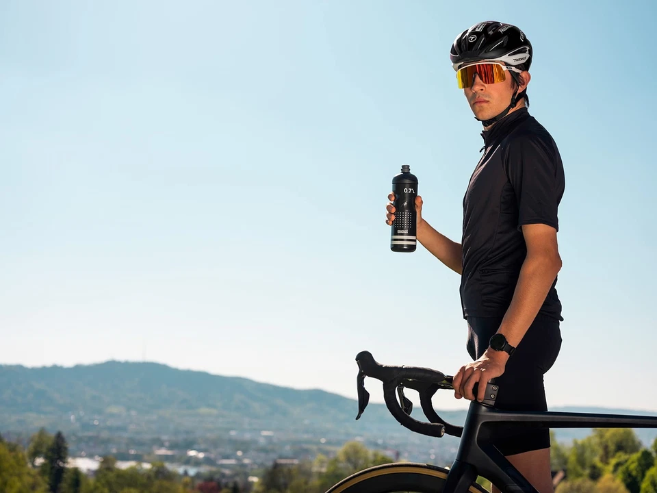 Garrafa de água Pulsar Black Bike (0,75 L), garrafa de ciclismo à prova de vazamentos, super leve... - Imagem 2 de 4