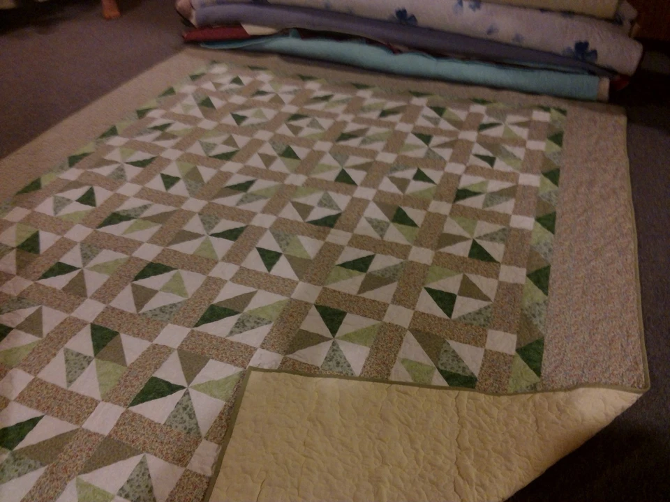 Edredón hecho a mano tonos de verde acolchado a máquina, molinete completo/queen Foto 4 de 4