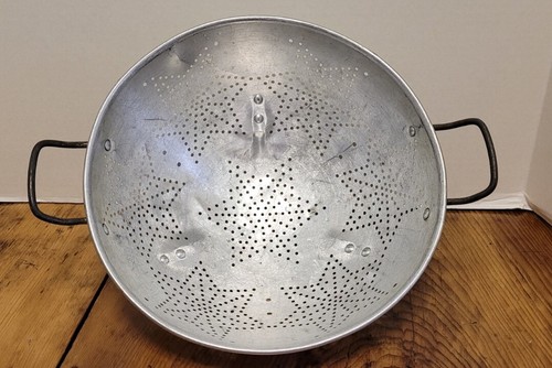 Colador de estrellas de aluminio vintage con patas granja 11"" W x 5 1/2"" T - Imagen 2 de 5