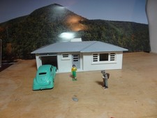 VINTAGE PLASTICVILLE O/S RANCH HOUSE IN RARE GRAY TRIM /GRAY ROOF, CAR,2 FIGURES