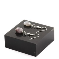 Steine Und Mineralien. Ohrringe Mit Einer Botswana-Achat-Perle Aus Edelstahl