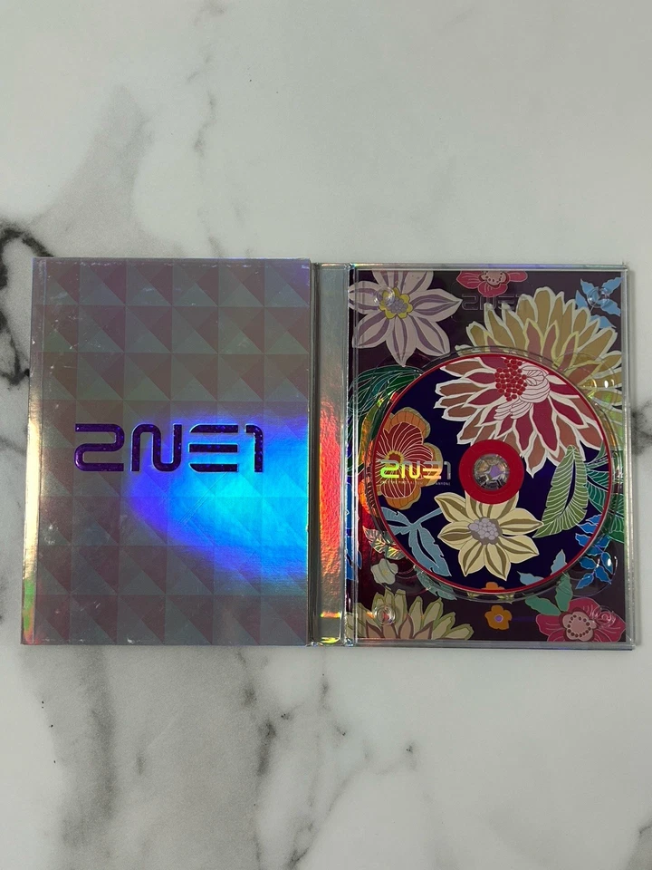 2NE1 [всем] 1-й альбом компакт-диск + фотокнига (2010) - Изображение 2 из 4