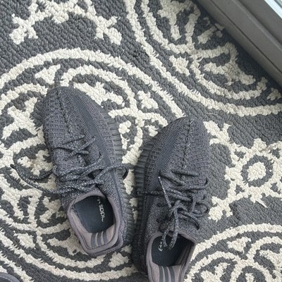 adidas Yeezy Boost 350 V2 Men s Black Low Top Lace-Up Sneakers Pre-Owned