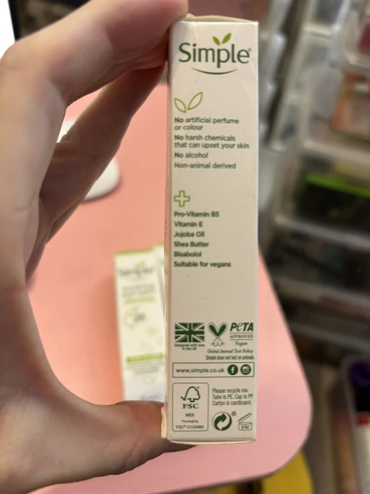 Simple Kind To Skin Piel Sensible Revitalizante Ojos Roll On 0.5oz Foto 3 de 4