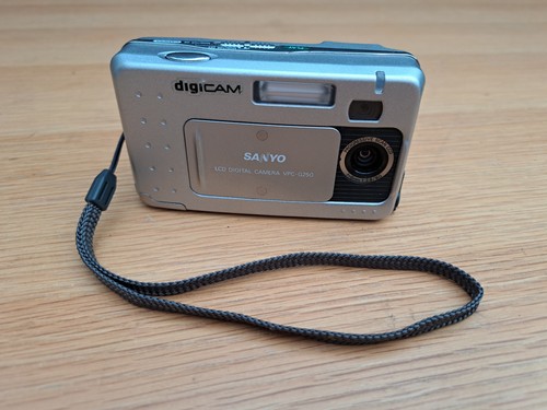 Sanyo Digital Camera VPC-G250 - Boxed - Full Working Order - Picture 3 of 17