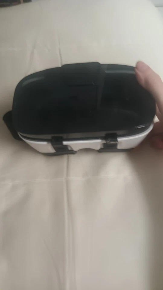 vr goggles, white and black, barely used and in very good condition.  - Image 2 of 3