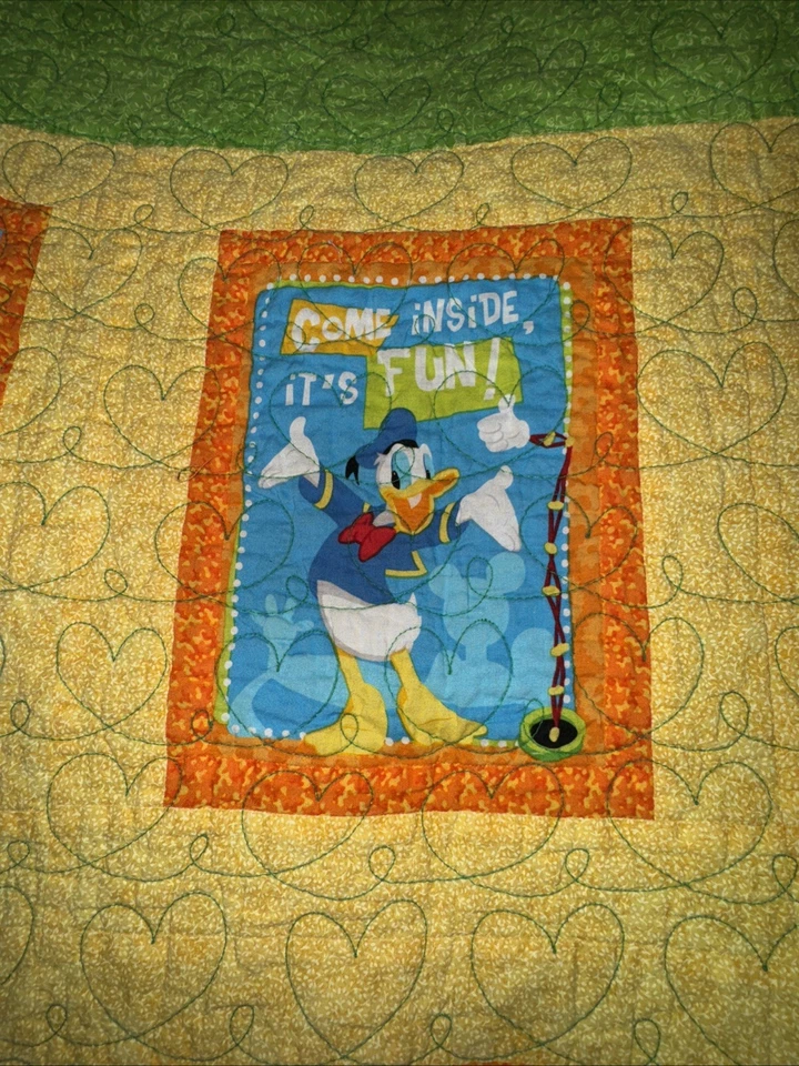 Edredón casero Mickey and Friends 42”x 63” tela de algodón Foto 3 de 4