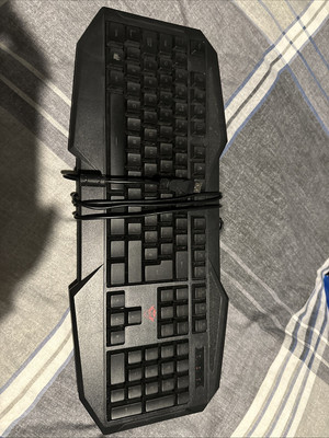 Zwei Gaming Peripheriegeräte Tastatur und Maus  