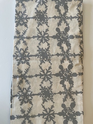 Crate & and Barrel SNOWFALL SILVER Snowflake TABLECLOTH- 60" x 90" -NWOT- NEW - Picture 2 of 3