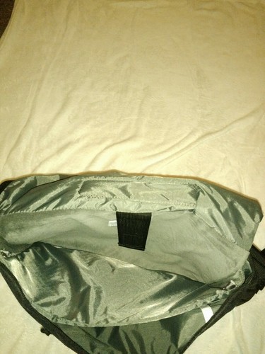 Incase Black Lap Top Bag Made With Polyethylene Foam And Vinyl - 第 6/7 張圖片