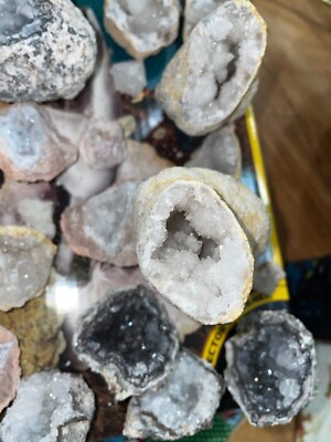 NATIONAL GEOGRAPHIC Break Open 10 Premium Geodes Includes Goggles