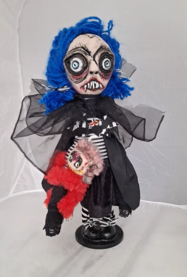 La niña vampiro y su murciélago Labubu. Muñeca de arte única rara. Foto 2 de 4