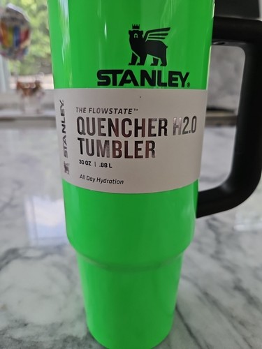 Vaso Stanley VERDE NEÓN Negro 30oz Flowstate Quencher H2.0 💚 NUEVO EN MANO - Imagen 2 de 3