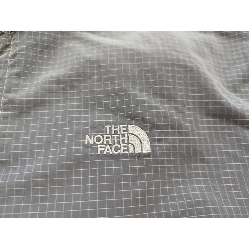 Chaqueta cortavientos The North Face para mujer mediana a presión gris a cuadros con capucha Foto 4 de 4