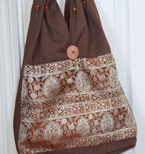 Bolso de hombro de algodón hecho a mano con diseño de brocado en color marrón - Imagen 3 de 5